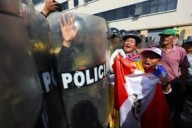 Manifestantes chocan con la policía durante las protestas en el marco del Foro Económico Asia-Pacífico (APEC), en Lima - AFP