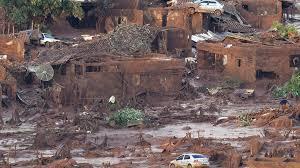 Casas arrasadas por el lodo en Bento Rodrigues, una de las localidades más directamente golpeadas por el alud en Minas GeraisAFP