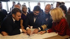 Macron (izq.), la primera dama, Brigitte Macron, y el presidente chileno, Gabriel Boric (c), visitan el buque rompehielos AFP