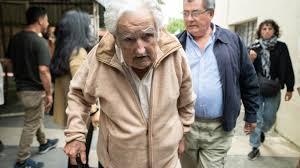 Pepe" Mujica llega a un mitin de campaña © Santiago Mazzarovich / AFP