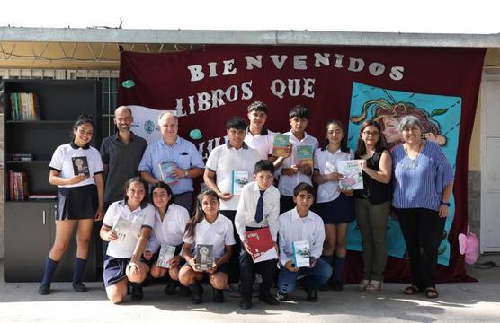 Alumnos recibieron libros