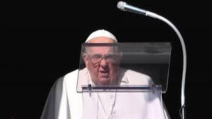  Francisco se acerca a un atril en una ventana del Palacio Apostólico de Ciudad del Vaticano, ayer - © Alberto Pizzoli / AFP