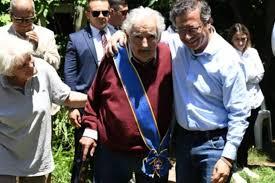 Petro  posa con el exmandatario uruguayo (2010-2015), José 'Pepe' Mujica (C), y su esposa, Lucía Topolansky, tras condecorarlo -