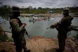 Agentes del Servicio Nacional de Fronteras (Senafront) vigilando la llegada de migrantes que cruzan la selva del Darién - EFE