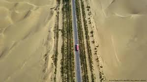 Durante casi medio siglo, China ha combatido el avance del desierto con una barrera viviente tan extensa como la Gran Muralla.