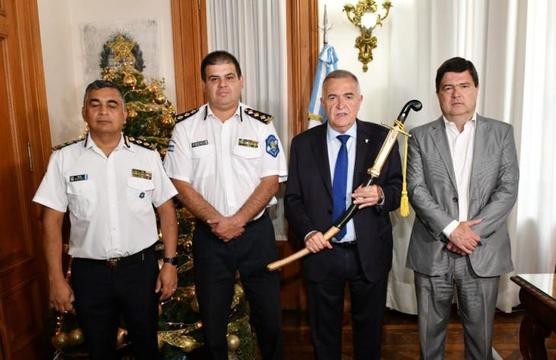 Girvau entregó al Gobernador una réplica del sable corvo del General San Martín, por su apoyo constante a la fuerza policial.