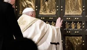  El Papa Francisco abre la Puerta Santa, se inicia el Jubileo 