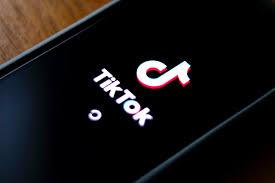 Logotipo de la red social TikTok, en un teléfono móvil