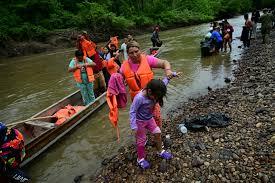 Migrantes en un paso en El Darién