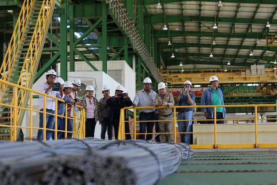 El presidente de la Empresa Siderúrgica del Mutún (ESM), Jorge Alvarado, y una comitiva de visitantes en el CSM