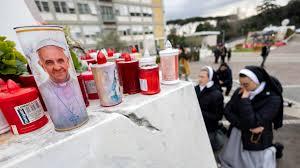 Monjas rezan en improvisado altar en las puertas del hospital donde está el papa