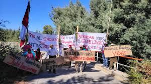 Un grupo de excolonos realizó el pasado domingo una protesta y bloqueó el ingreso a Villa Baviera. Reclaman por sectaria