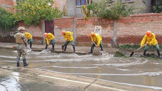 Militares ayudan en barrios inundados en Quillacollo. Foto: Min. Defensa